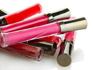 CY-900 labeling application for various lip gloss tubes