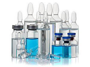 Application example showing medical ampoules with blue liquid, suitable for the CY-2500 labeling machine.