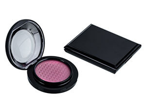 Application example of the bottom labeling machine on a cosmetic compact case